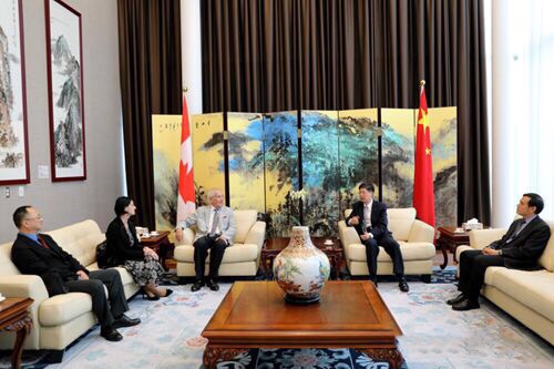 中国驻加拿大大使丛培武会见加建筑设计大师卡蒂诺