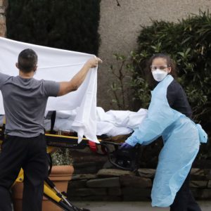 全球13个国家出现Covid-19死亡病例,疫情扩散可能会引发全球经济衰退