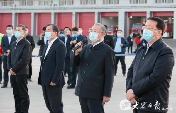 白衣战士回家,省委书记省长接机