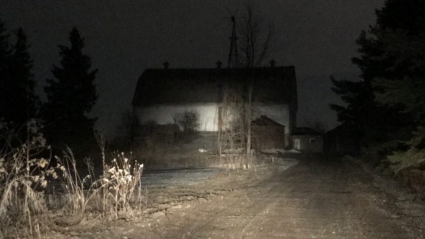 缘因继兄弟的毒品债务被绑架的男孩在Brampton谷仓被警察找到