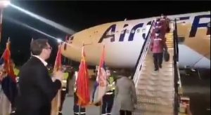 【视频】中国医疗队携十多吨医疗用品抵达塞尔维亚,总统武西奇,卫生部长和国防部长在机场欢迎中国朋友