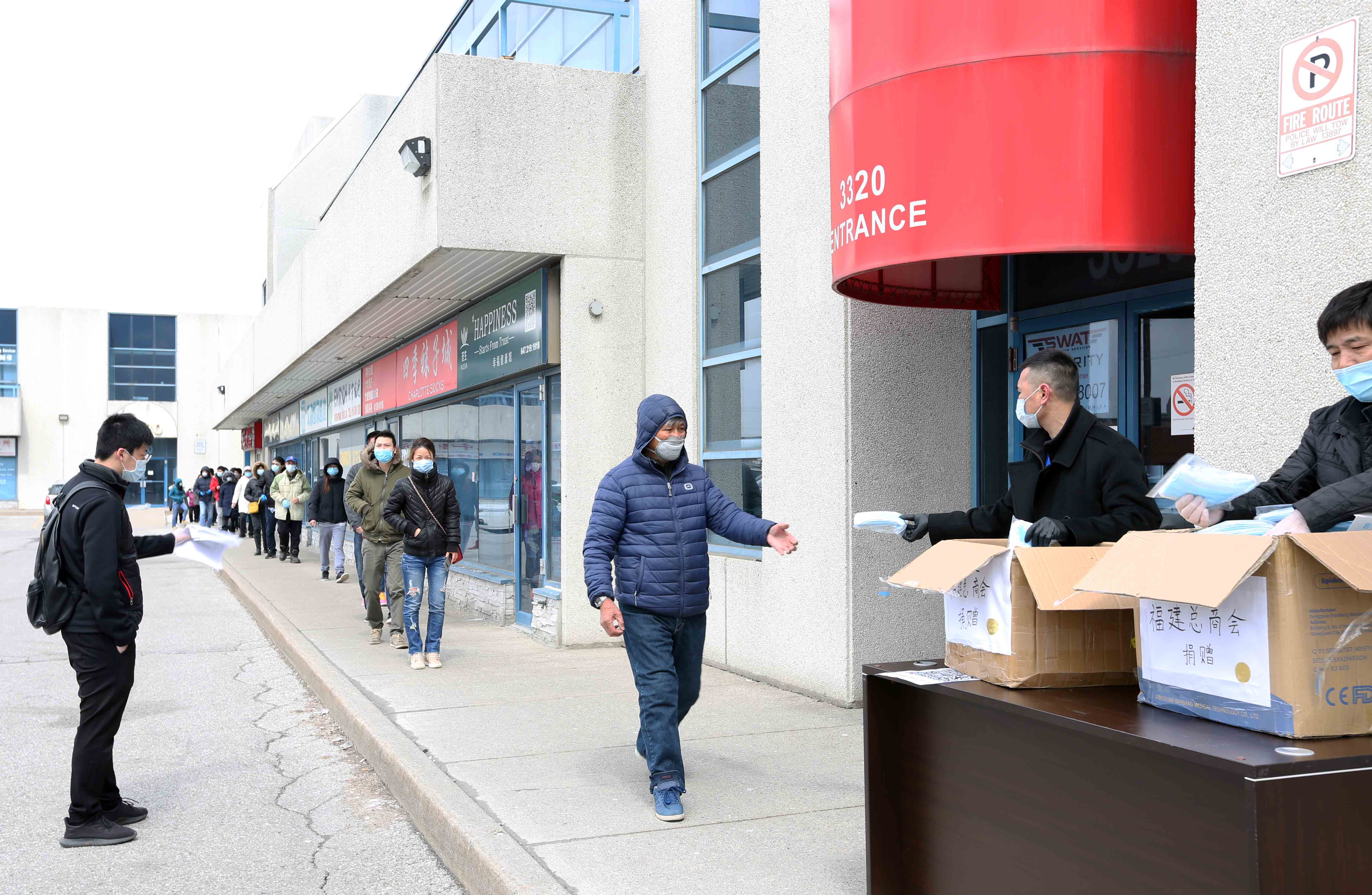 千余乡亲排队领口罩,场面壮观,加拿大福建总商会免费发放口罩倍受乡亲喜爱