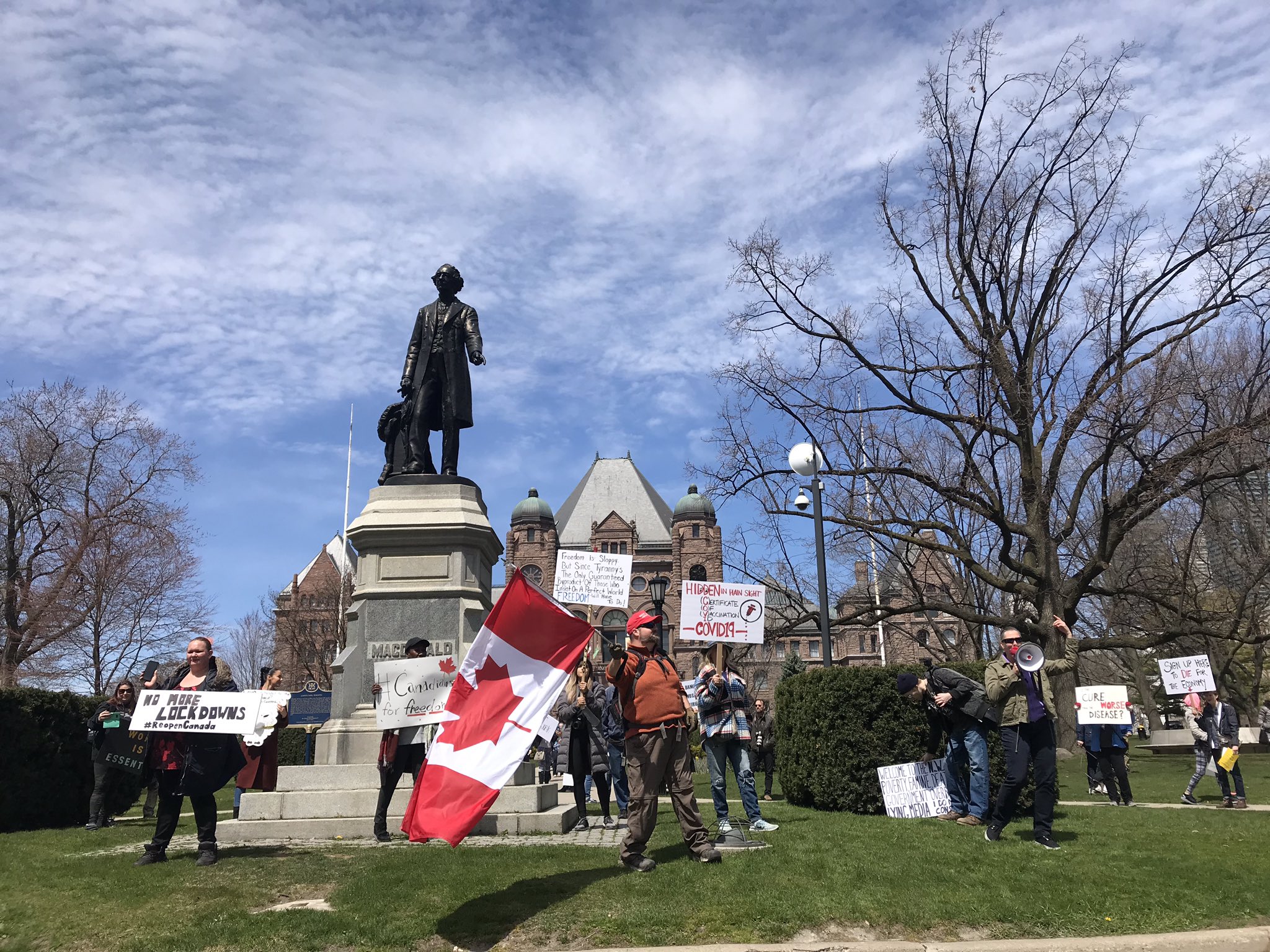 多伦多市中心发生民众集会抗议隔离封城,标语内容五花八门,啼笑皆非