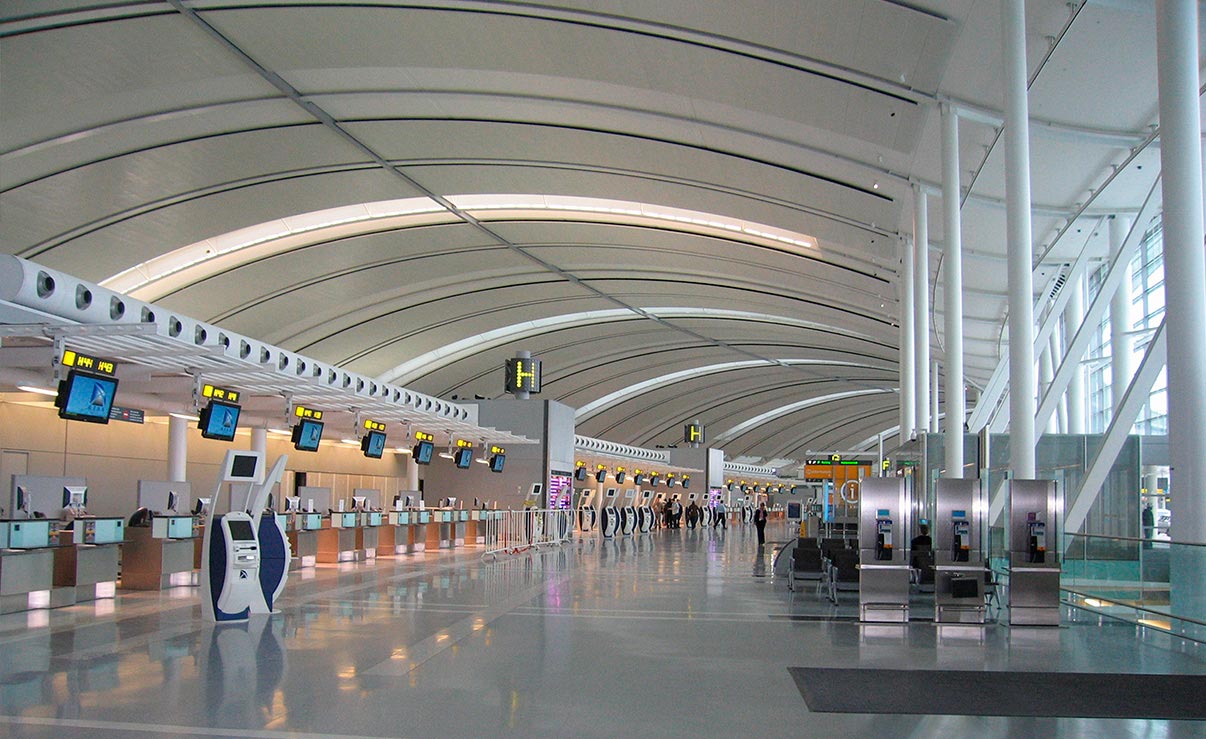 多伦多皮尔逊国际机场新规:不准接机送机人士进入 大楼内外均须戴口罩