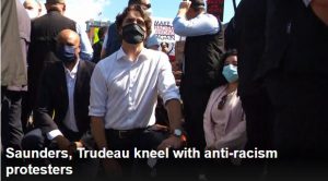 总理杜鲁多和多伦多警察总长单膝跪地以示支持示威者 市中心商店做足防范措施
