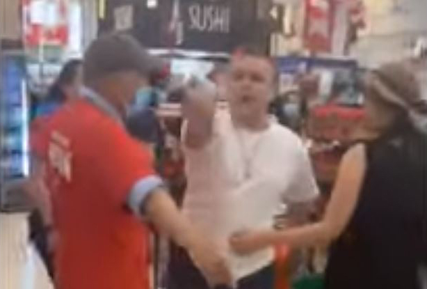 密西沙加大统华超市一男子拒戴口罩大骂武汉共产主义病毒