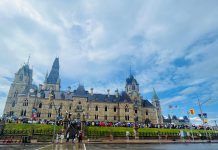 数千华人齐聚加拿大首都渥太华,纪念《排华法案》一百周年