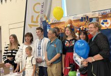 列治文山副市长陈志辉Godwin Chan与民众中秋联欢