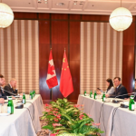 加拿大外长乔利与中国外长王毅会面,加拿大侨民期待加中关系改善