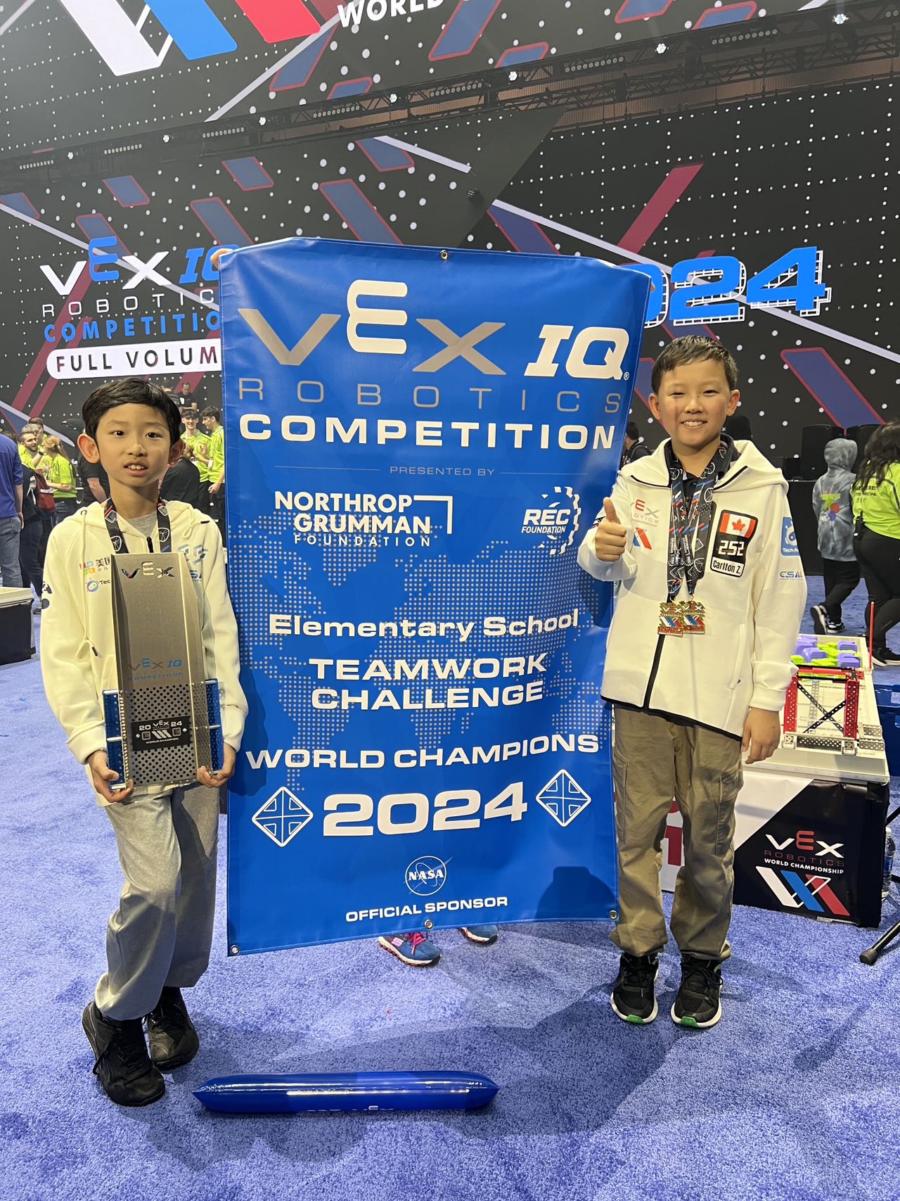 万锦华裔少年Carlton Zhang与Stefan He荣获2024年VEX IQ机器人世界冠军 