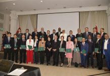 国会议员蒋振宇为杰出人士颁授查尔斯三世国王加冕勋章