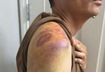 华人在美国Costco被警察打骂 逼其道歉 被控“妨碍公务罪”