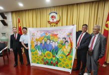 王凌寿画作《让世界走向和平和繁荣》赠与浙江省政协