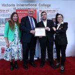 加拿大万锦市市长薛家平表彰嘉奖在韩国 FIRA世界杯赛大放异彩的加拿大机器人冠军队