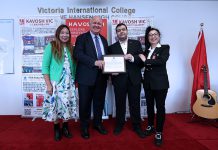 加拿大万锦市市长薛家平表彰嘉奖在韩国 FIRA世界杯赛大放异彩的加拿大机器人冠军队