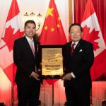 加拿大前参议员胡子修获颁中国“大使奖” 以表彰其促进中加友好突出贡献